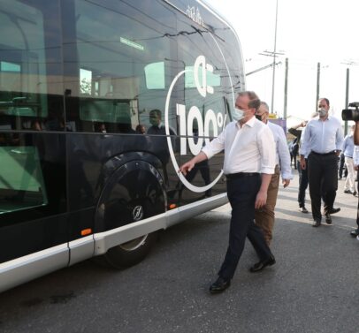 Ο Κ. Καραμανλής στη δοκιματική κυκλοφορία του ηλεκτρικού λεωφορείου-τραμ-Πηγή: ΥΠΟΜΕ