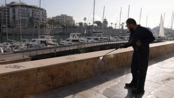 Εργασίες καθαρισμού δημοσίων χώρων του Πειραιά από τα γκράφιτι - Πηγή: Δήμος Πειραιά