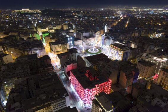 Το ιστορικό κτίριο του Μινιόν φωταγωγημένο για τις γιορτές - Φωτό: Nikos Daniilidis