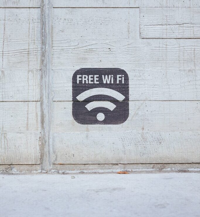 Free Wifi Πηγή: Unsplash