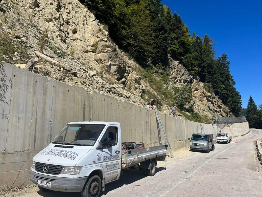 Το φράχτη προστασίας από βραχοπτώσεις στην Ορθή Πέτρα Ασπροποτάμου συντηρεί και ενισχύει η Περιφέρεια Θεσσαλίας