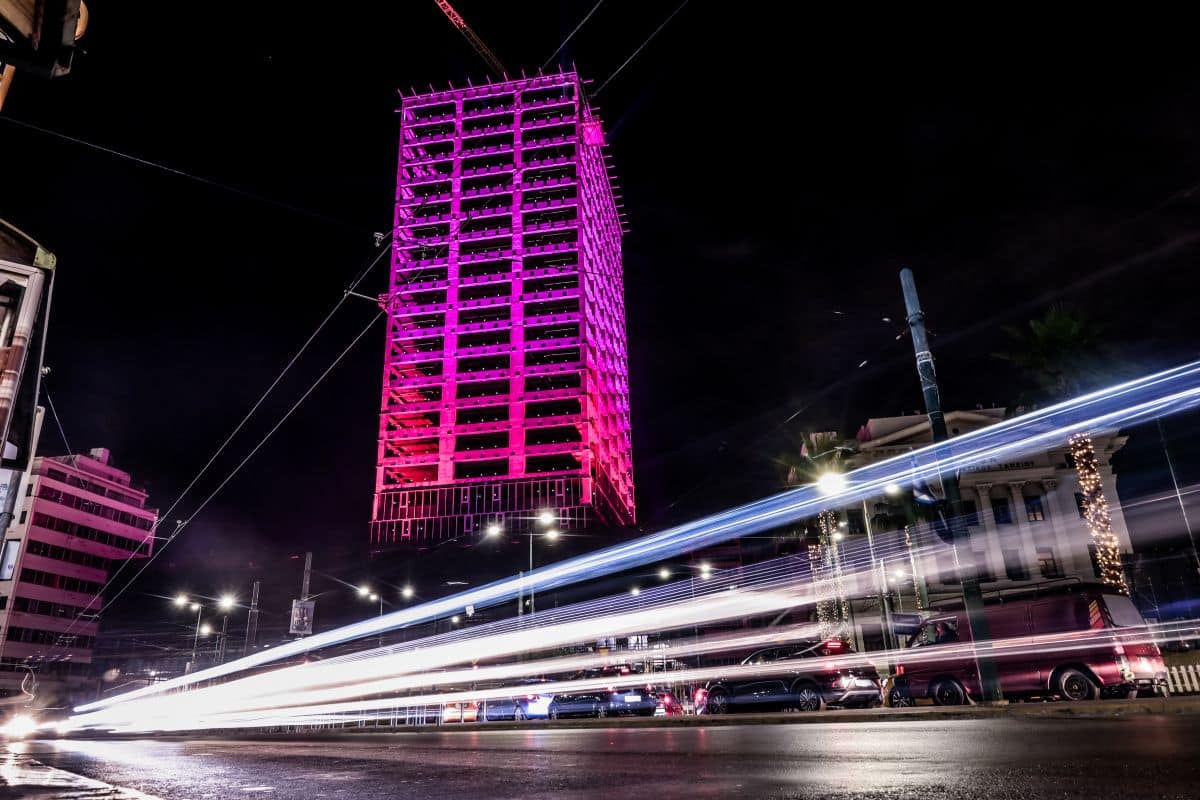 O Piraeus Tower φωταγωγημένος για τις γιορτές – Πηγή: Nikos Daniilidis / Eurokinissi