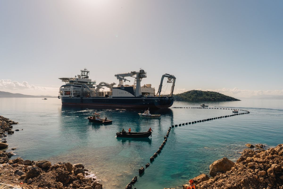 Ηλεκτρική Διασύνδεση Κρήτης-Αττικής / Προσαιγιάλωση καλωδίου στην Αττική - Πηγή: ΑΔΜΗΕ