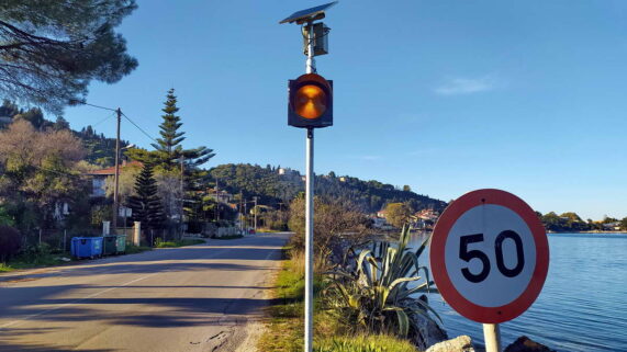 2023.02.03 @ Π.Ε. Λευκάδας: Εγκαταστάθηκαν ραντάρ ταχύτητας και προειδοποιητικά φανάρια σε Απόλπαινα