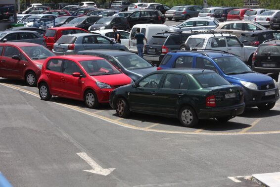 Αυτοκίνητα σταθμευμένα σε πάρκινγκ (PARKING) - Πηγή (EUROKINISSI/ΑΛΕΞΑΝΔΡΟΣ ΖΩΝΤΑΝΟΣ)