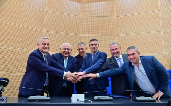 Υπογραφή συμβάσεων για την αποκατάσταση του οδικού δικτύου στη Θεσσαλία - Πηγή: Υπουργείο Υποδομών και Μεταφορών